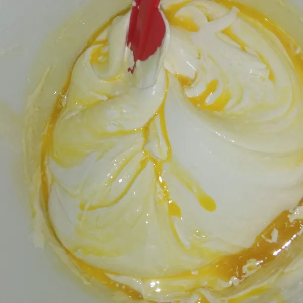 Tuang butter margarin ke dalam adonan lalu aduk lipat dengan spatula sampai tidak ada cairan yang mengendap pada dasar adonan.