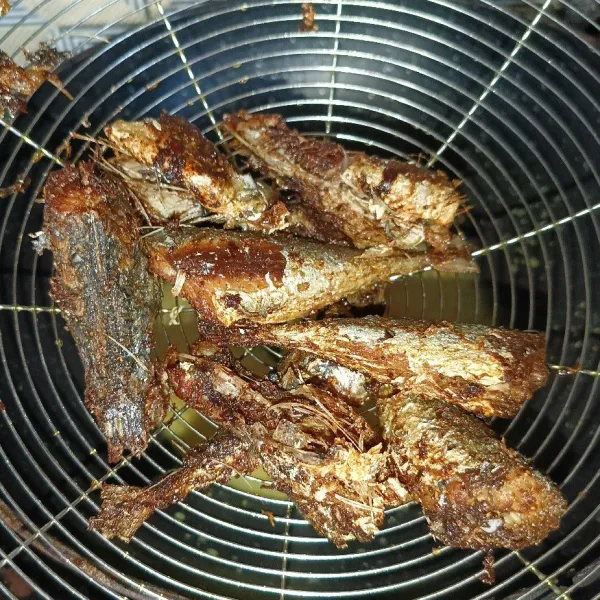 Goreng ikan sampai matang, angkat dan tiriskan.