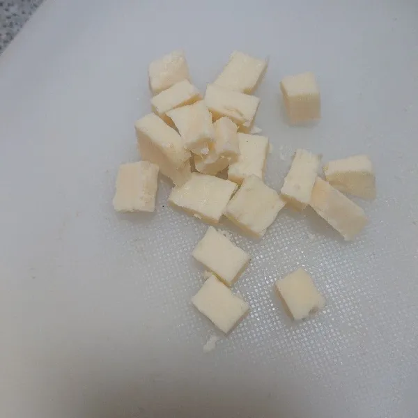 Potong dadu keju mozzarella, sisihkan.