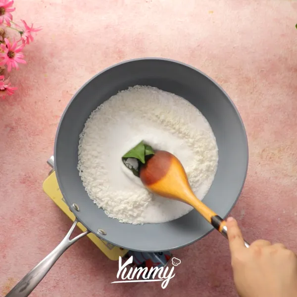 Masak beras dengan air santan, daun salam, dan garam hingga mengental dan matang.