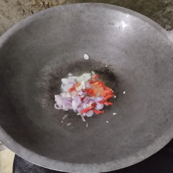 Tumis bumbu iris hingga harum.