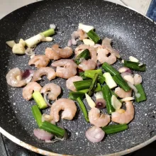 Lalu masukkan udang. Masak sampai udang berubah warna.