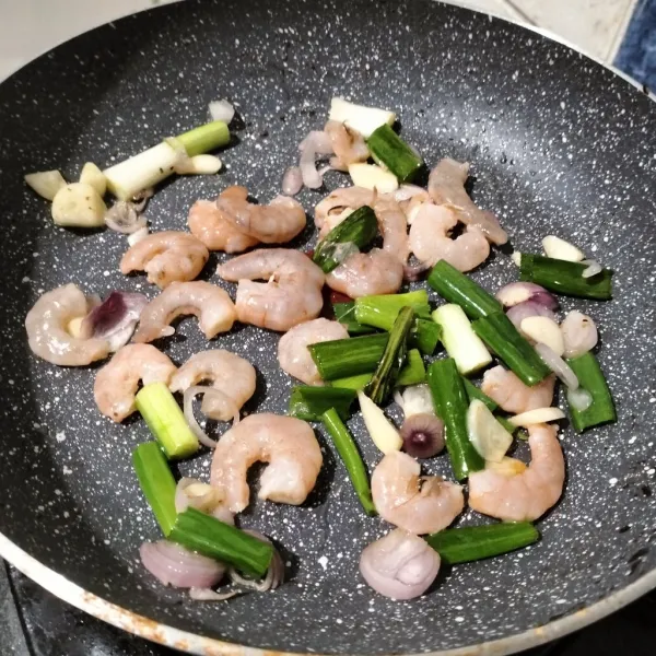 Lalu masukkan udang. Masak sampai udang berubah warna.