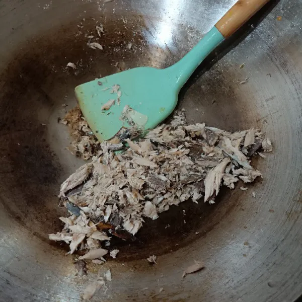 Suwir ikan tongkol dan goreng dengan sedikit minyak sampai kering.