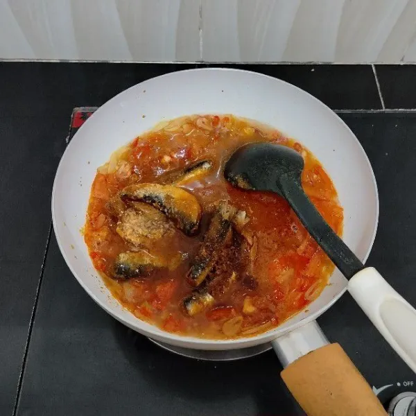 Setelah itu masukkan ikan sarden, kaldu jamur, gula palem dan garam, aduk rata.