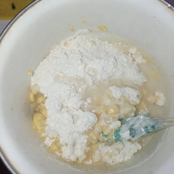 Tambahkan tepung terigu, tepung beras dan air lalu aduk rata.