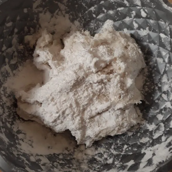 Setelah adonan sudah tercampur rata dan lengket, tambahkan 2 sdm tepung tepioka dan uleni kembali.