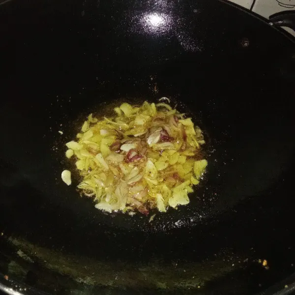 Kemudian tumis bawang merah dan bawang putih hingga harum.