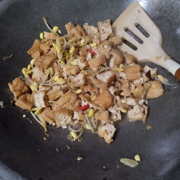 Bumbui dengan garam, kecap manis dan kaldu bubuk. Aduk rata hingga bumbu meresap, koreksi rasa.