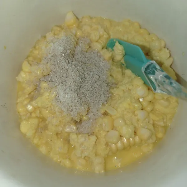 Tambahkan gula pasir, garam dan lada bubuk lalu aduk rata.