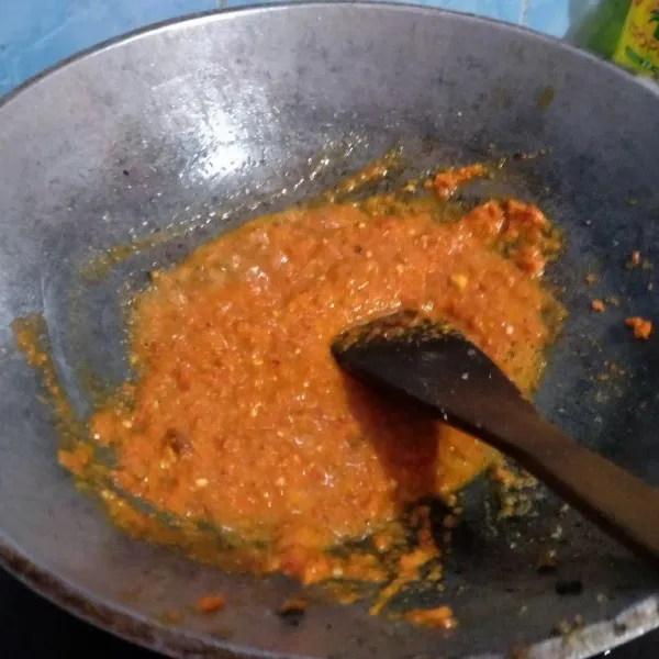 Panaskan minyak bekas goreng teri, tumis bumbu halus.