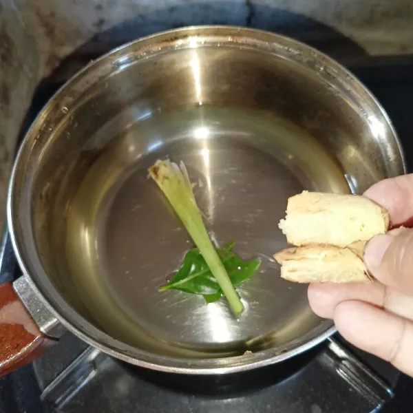 Rebus air, jahe, serai dan daun salam.