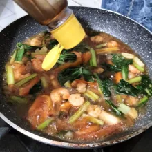 Beri garam, kaldu jamur dan saos tiram. Aduk, tes rasa.