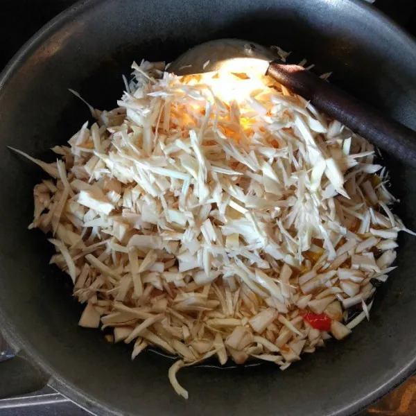 Masukan nangka kemudian tambahkan sedikit air. Masak hingga matang, angkat dan sajikan!