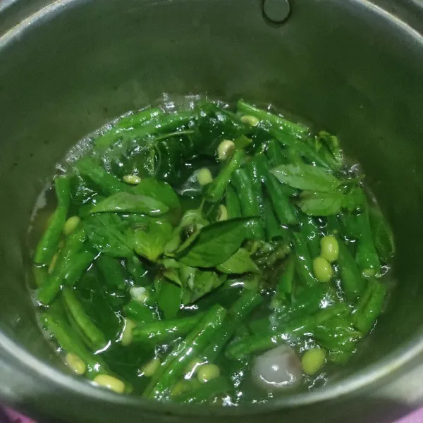 Bila kacang panjang sudah cukup empuk, terakhir masukkan daun kemangi, aduk rata.