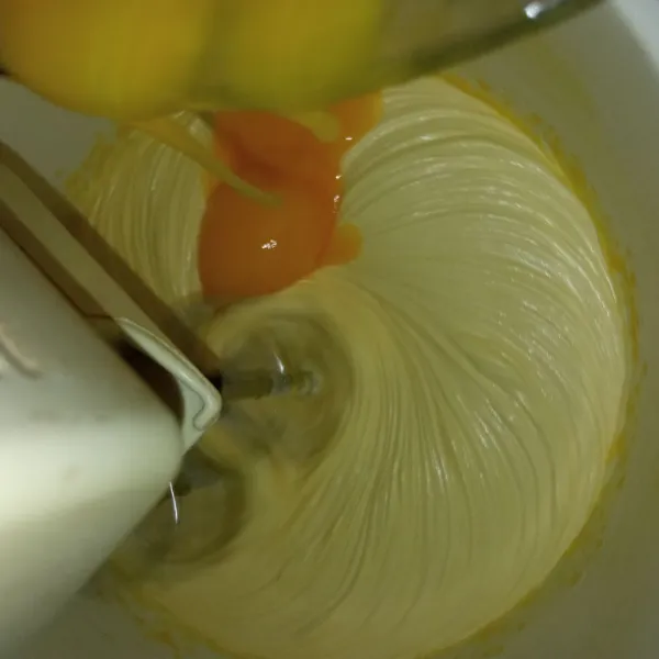 Masukkan kuning telur satu demi satu hingga tercampur rata.