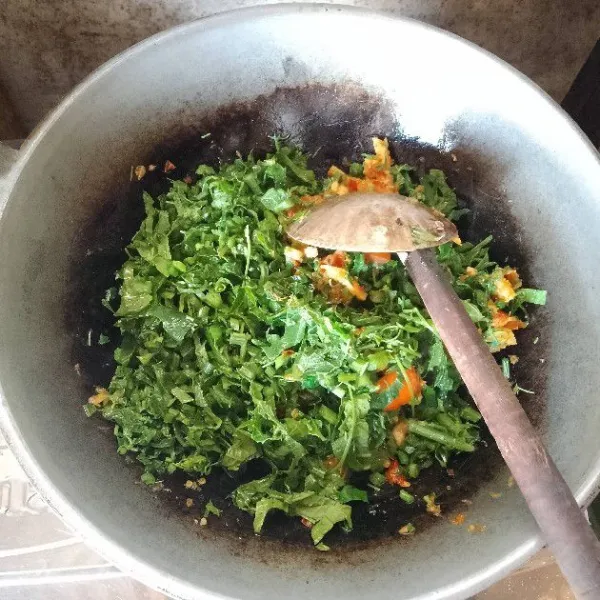 Masukkan pupus daun welok, tambahkan air sedikit. Angkat dan sajikan.