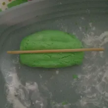 Bentuk sedikit lonjong lalu tekan sedikit bagian atas dengan tusuk sate, lakukan sampai adonan habis.