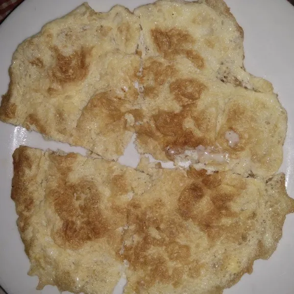 Goreng 2 telur tersebut menjadi dadar dan bagi menjadi 4 bagian.