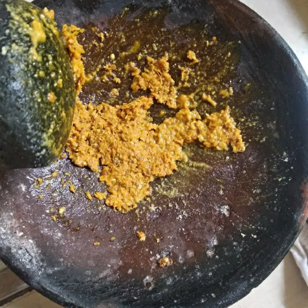 Siapkan bumbu halus untuk marinasi ikan.