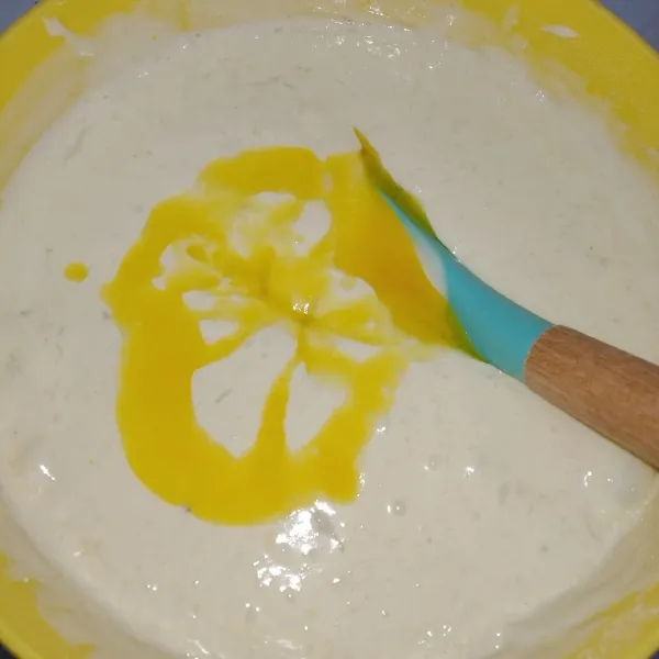 Masukkan minyak, aduk balik kemudian masukkan margarin leleh, aduk balik sampai tidak ada margarin yang mengendap di dasar wadah