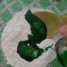 Masukkan air pandan ke dalam wadah yang berisi tepung, gula dan garam.