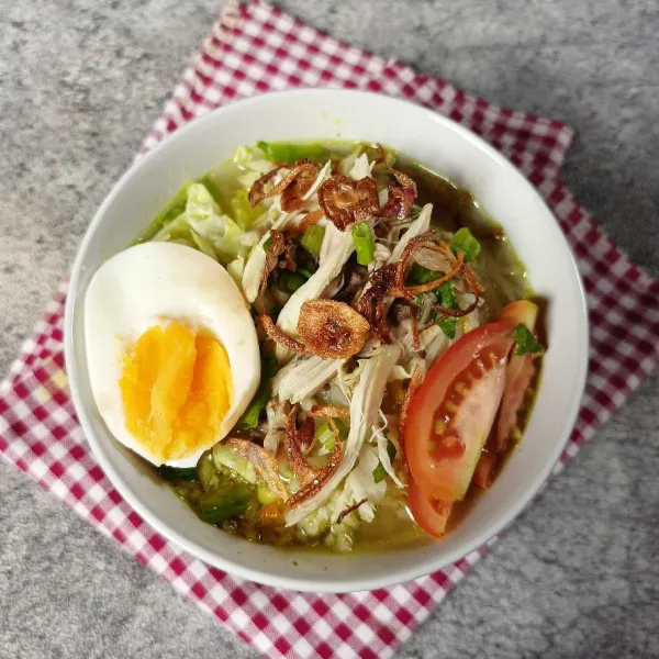 Sajikan soto ayam dengan semua pelengkapnya.
