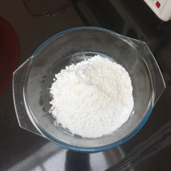 Campur tepung tapioka, tepung terigu, garam dan vanilli di dalam mangkuk, lalu aduk rata.