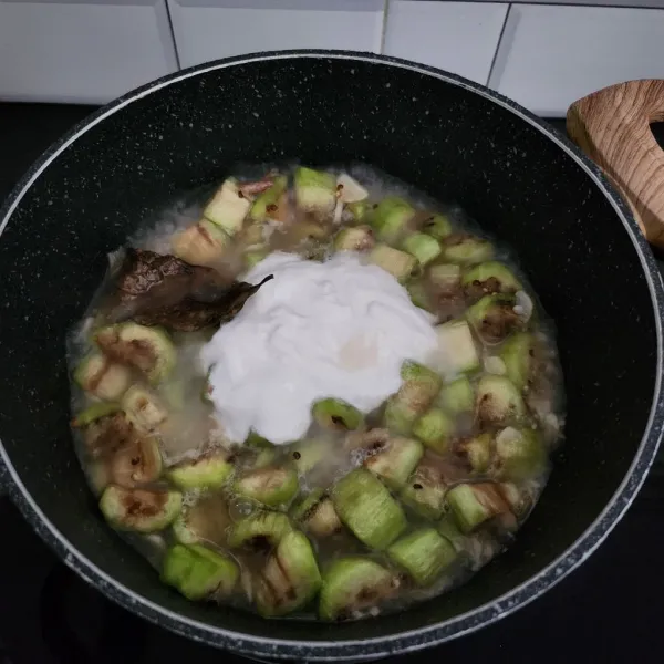 Masukkan terong, cabai hijau, santan dan air secukupnya. Masak hingga matang.