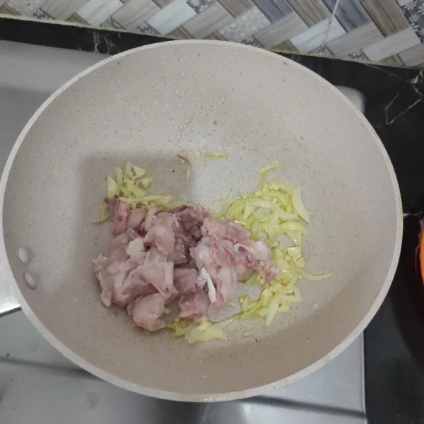 Tumis bawang putih dan bawang bombai cincang hingga harum lalu masukkan daging ayam, aduk rata hingga berubah warna.