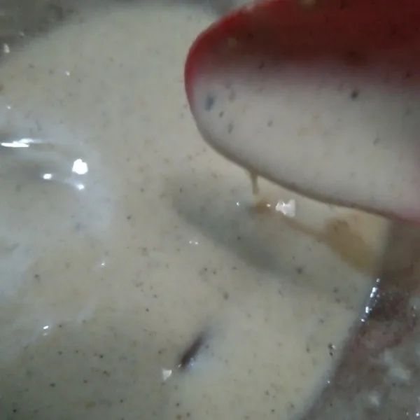 Campur 100 gram tepung serbaguna dengan 50 ml air.