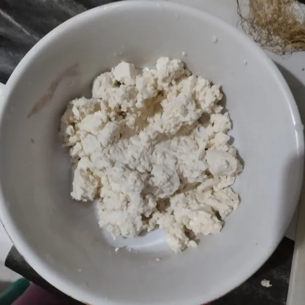 Lumatkan tahu dengan garpu.