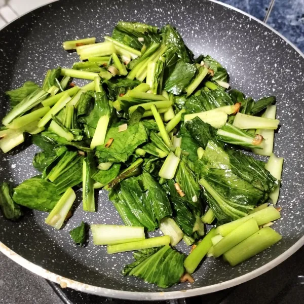 Kemudian masukkan sawi. Aduk sampai layu.