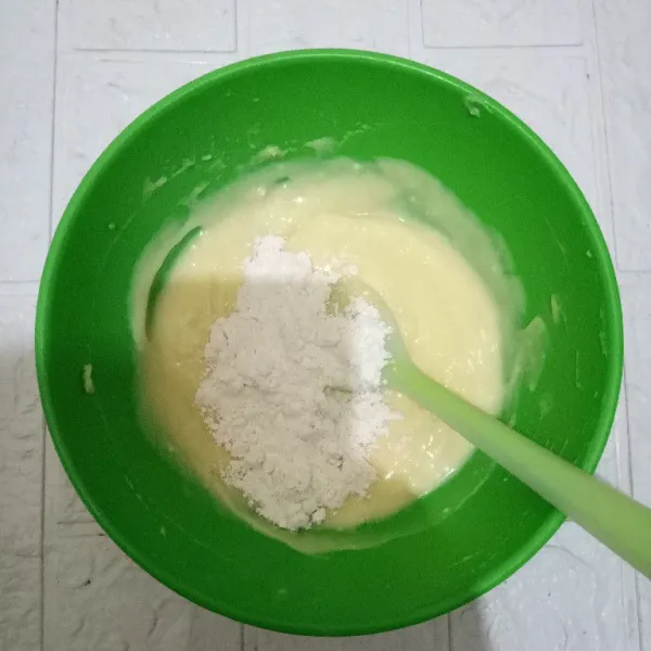 Tambahkan tepung terigu, aduk lagi hingga tercampur rata.