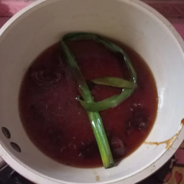 Masak air bersama gula aren, gula putih, dan daun pandan.
