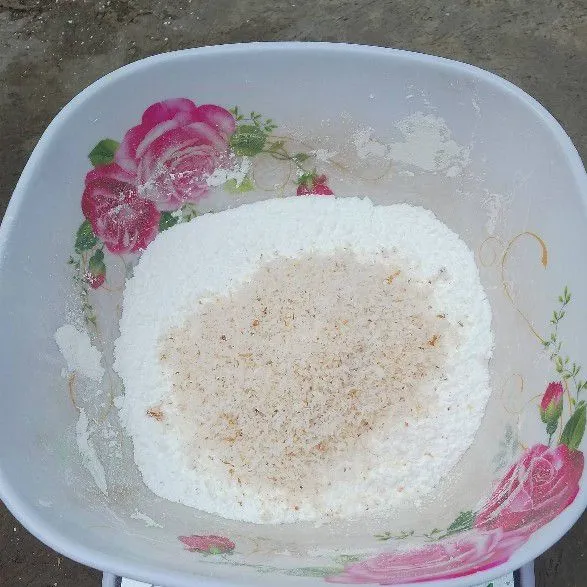 Campurkan kelapa sangrai dengan tepung ketan. Masukkan vanili bubuk dan garam.