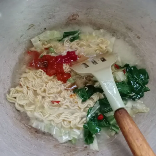 Masukkan saus sambal, saus tomat, garam dan kaldu bubuk.