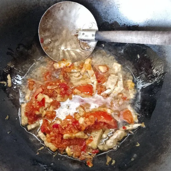 Tumis bumbu, masukkan udang kering dan kaldu bubuk.