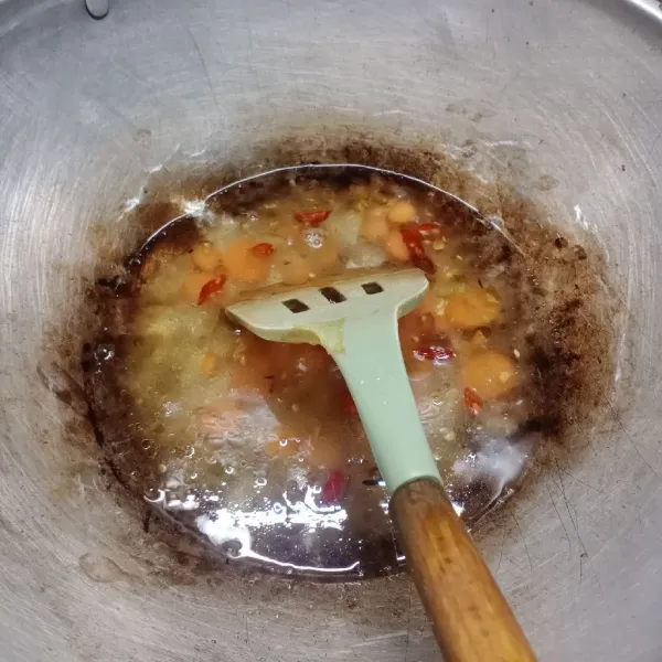 Masukkan wortel, aduk rata. Tuang air, masak sampai wortel setengah matang.