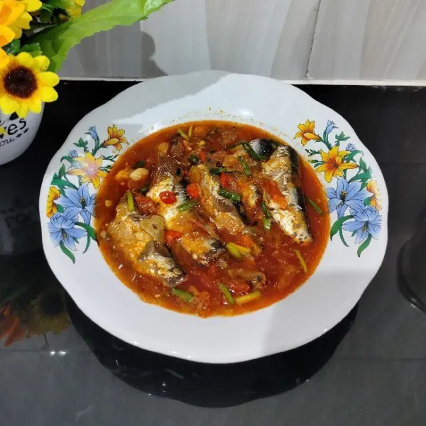 Pindahkan sarden ke piring dan sajikan hangat.