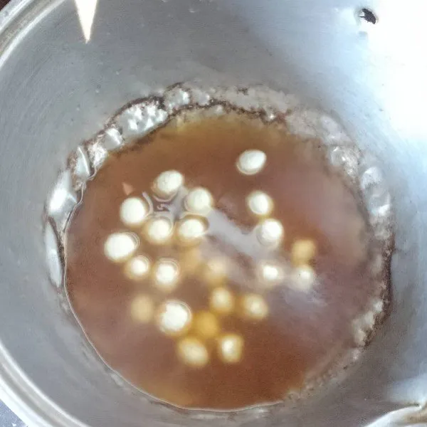 Masak bola-bola candil ke dalam air gula, tambahkan sedikit garam, tunggu hingga mengambang.
