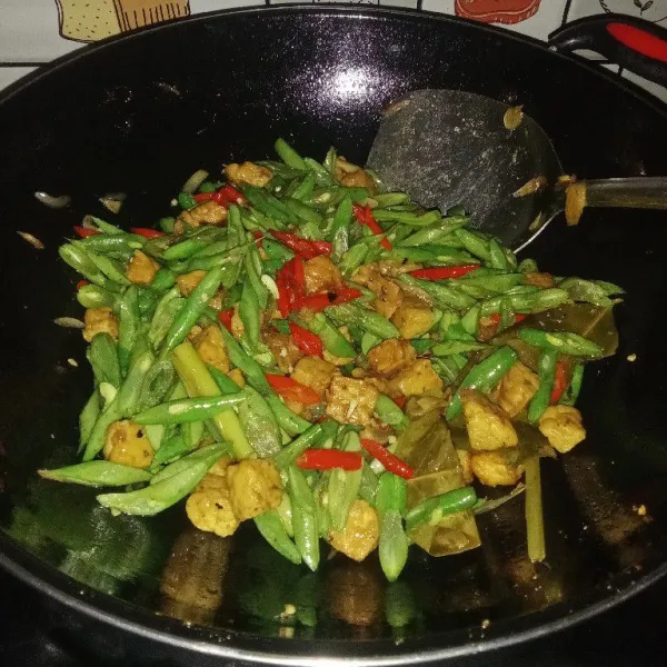 Aduk semua campuran bahan jangan lupa beri garam dan kaldu bubuk kemudian masak hingga matang.