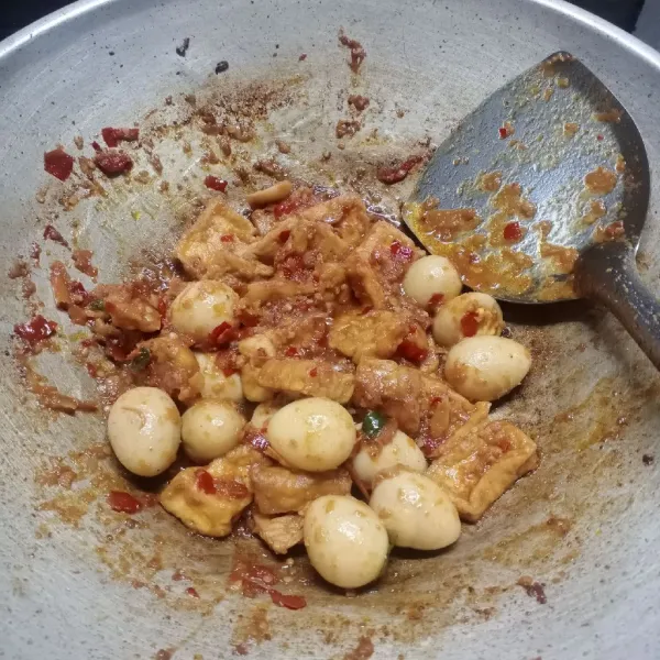 Masak sampai bumbu meresap dan kuah menyusut lalu koreksi rasa. Setelah matang merata, angkat dan sajikan.