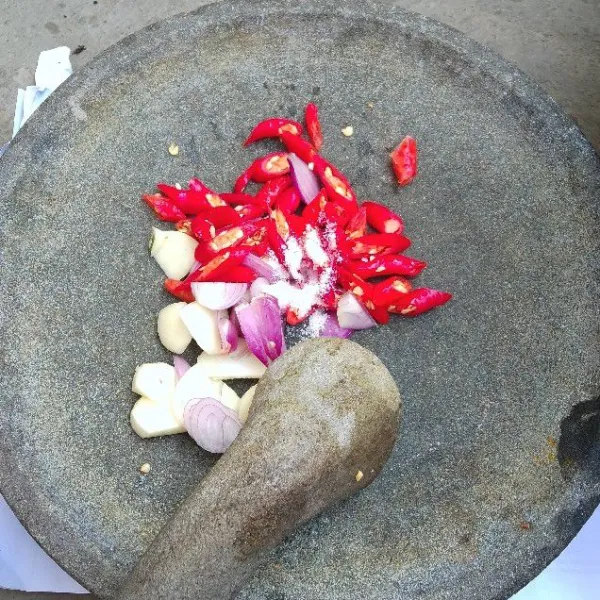 Haluskan bawang merah, bawang putih, cabe dan garam.