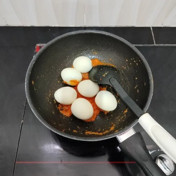 Lalu masukkan telur, aduk rata.