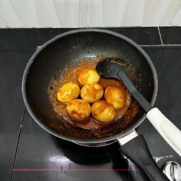 Masak hingga bumbu meresap dan air menyusut, lalu angkat.