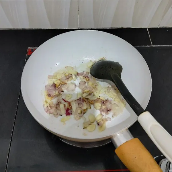 Panaskan minyak sayur. Tumis bawang merah dan bawang putih hingga harum.