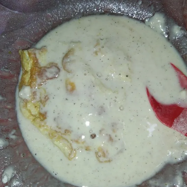 Balur satu-per-satu bagian telur dadar pada tepung basah.