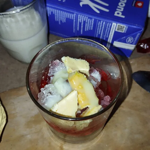 Tuang es batu, crackers, dan krimer kental manis.