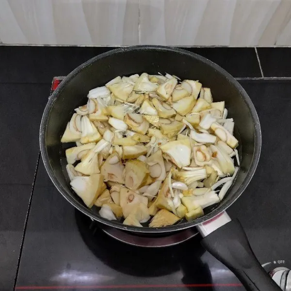 Potong-potong tewel, cuci bersih, lalu rebus dengan air hingga empuk. Angkat dan tiriskan tewel. Buang sisa air rebusan.